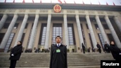 中国安保人员在北京人民大会堂前站岗(2016年3月4日)