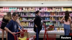 纽约市曼哈顿一家超市的购物者(2022年6月10日)