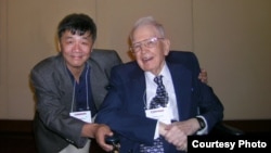 2008年,中国自由派民间智库北京天则经济研究所所长盛洪教授和美国芝加哥大学教授科斯(盛洪推特图片)