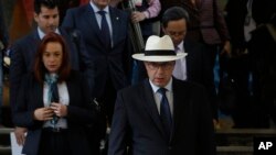 资料照:美国驻巴西大使托德·查普曼头戴白草帽。