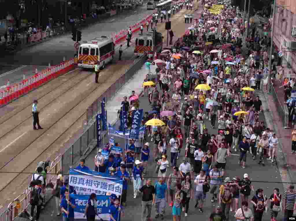 数万港人参加七一大游行誓言守护香港(美国之音海彦拍摄)