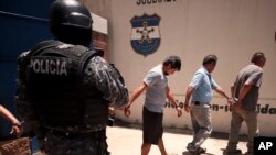 Những nghi phạm người El Savador bị bắt bị tình nghi trong đường dây đưa người đi bất hợp pháp.