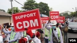 ရန်ကုန်မြို့ရှိ ရုရှားသံရုံရှေ့ ဆန္ဒပြ မြင်ကွင်း။