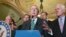 Ông Mitch McConnell (giữa) phát biểu trước báo giới, ngày 2/9/2016.