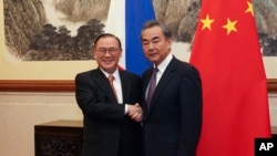 菲律宾外交部长洛钦和中国外长王毅2019年3月20日在北京钓鱼台国宾馆握手。