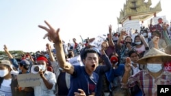 缅甸军方自2021年2月1日掌握政权以来,为了限制示威活动经常封锁互联网。图为在曼德勒(Mandalay)的示威活动。