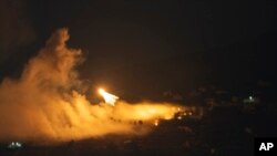 从以色列北部看到的以色列炮弹击中黎巴嫩南部某地段的情形。(2024年10月1日)