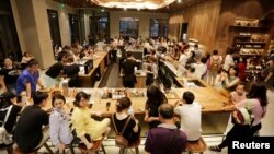 2018年6月30日,北京前门地区的星巴克臻选北京坊旗舰店迎来顾客。