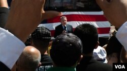 美国联邦众议员克里斯·史密斯在一场筹资集会上讲话。(美国之音/文灏)