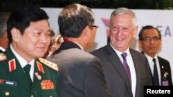 马蒂斯2018年10月19日与东盟防长们会面(路透社)