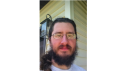 美国父母诉诸法庭强制成人儿子搬走 美国父母诉诸法庭强制成人儿子搬走