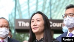 华为高管孟晚舟获释后在不列颠哥伦比亚省最高法院外对媒体宣读声明。(2021年9月24日)