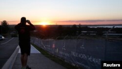 澳大利亚悉尼南部日落时分一名男子观看正在进行房地产开发的土地。 (资料照片)