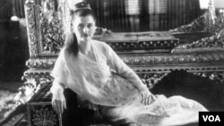 掸王宫里摆着萨金特成为掸族“圣王妃”时的照片。(美国之音朱诺拍摄,2013年02月19日)