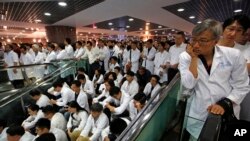 2015年10月21日数百名香港公立医生在伊丽莎白医院举行抗议,要求额外加薪3%与高级公务员一致