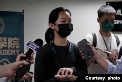 2. 就读于北台湾某大学的22岁陈姓女学员参与黑熊学院所提供的救护训练(美国之音特约记者谭嘉琪攝影)。