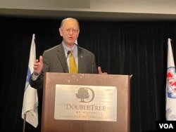 美国加州联邦众议员布拉德·谢尔曼2022年9月17日在维吉尼亚州阿灵顿举行的台湾人公共事务会40周年餐会发表讲话。(美国之音锺辰芳拍摄)