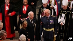 2022年9月19日,拜登总统携夫人吉尔·拜登来到威斯特敏斯特大教堂(西敏厅)参加英国女王伊丽莎白二世的葬礼。