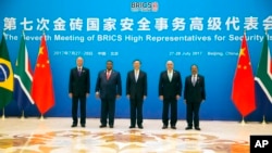 资料照:俄罗斯总统普京的亲信之一、俄罗斯联邦安全会议秘书尼古拉∙帕特鲁舍夫(Nikolay Patrushev)(左一)和中共中央政治局委员、中央外事办公室主任杨洁篪(中)出席了2017年7月28日在北京召开的“第七次金砖国家安全事务高级代表会议。