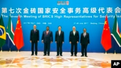 资料照片:俄罗斯总统普京的亲信之一、时任俄罗斯联邦安全会议秘书尼古拉·帕特鲁舍夫(Nikolay Patrushev)(最左)和时任中共中央外事办公室主任杨洁篪出席2017年7月28日在北京召开的“第七次金砖国家安全事务高级代表会议。