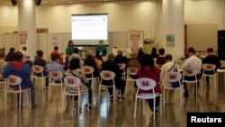 香港市民在其中一個疫苗接种中心等候接种科兴新冠疫苗。(2021年2月26日)