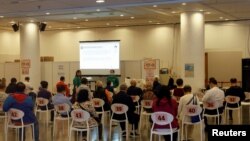 香港市民在其中一個疫苗接种中心等候接种科兴新冠疫苗(2021年2月26日)