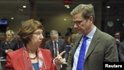 欧盟外交政策负责人阿什顿(左)12月10日在布鲁塞尔与德国外长交谈