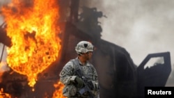 资料照片:美军一辆军车在阿富汗遭到炸弹攻击。(2010年7月23日)