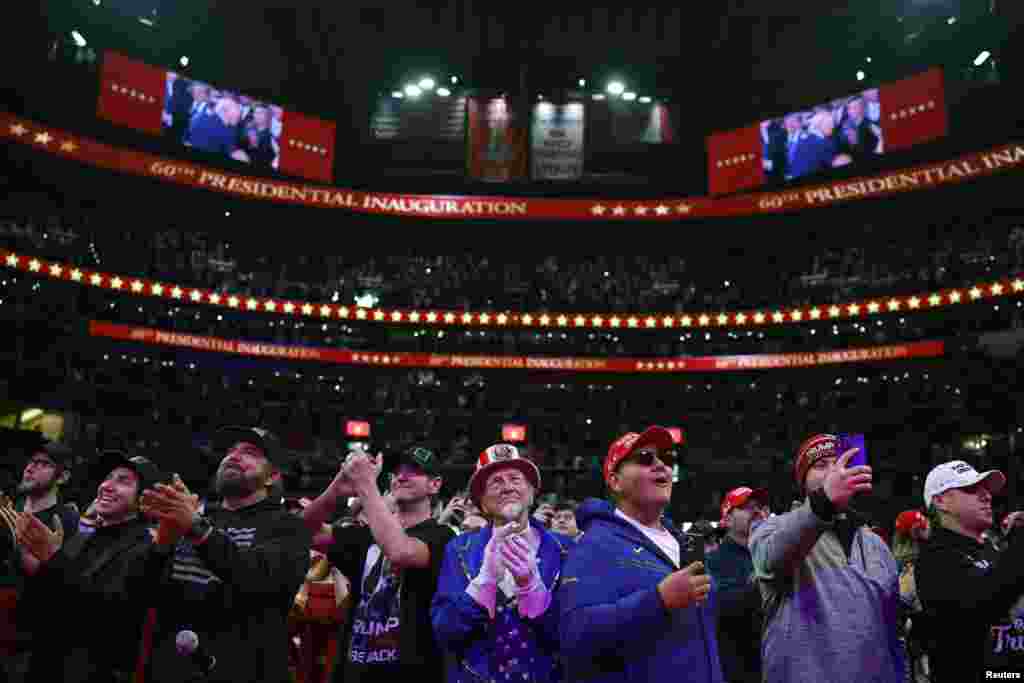 2025 年 1 月 20 日，华盛顿，美国总统唐纳德&middot;特朗普（Donald Trump）的支持者们在就职典礼当天举行的室内集会上鼓掌。