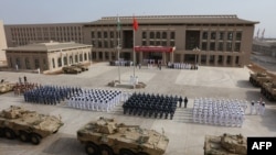 中国驻吉布提基地的部队举行营区进驻仪式。(2017年8月1日)