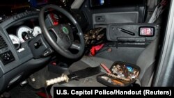 国会警察局公布的照片显示在民主党全国委员会附近逮捕的男子克雷格黑德的皮卡内发现的砍刀和其它物品。