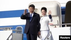 中国国家主席习近平与中国第一夫人彭丽媛抵达美国华盛顿州。 (2015年9月22日)
