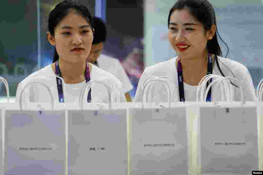 2018年4月27日,在北京举行的全国移动互联网大会(GMIC)期间,工作人员在新兴电动汽车企业小鹏汽车公司的展台工作。(以下文字未必与上述公司有关)国际人权组织“人权观察” 4月23日在香港公布的报告说,2013年至2018年中国各大招聘网站、企业官网和社交媒体上张贴的36000招聘广告中,有许多对女性求职者提出同工作无关或者未必有关的生理方面的要求,例如身高、体重、声音、容貌。“智联招聘公司”在北京地区招收服装销售助理的广告,要求“高中毕业以上学历、女性、18至30岁、身高163公分以上、身体匀称、美丽大方”。高铁乘务员则要“时尚靓丽”。