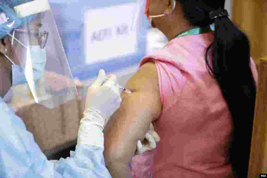 တတိယအကြိမ် လွှတ်တော် တက်ရောက်မည့် ပြည်သူ့လွှတ်တော် ကိုယ်စားလှယ်များကို COVID ကာကွယ်ဆေး စတင် ထိုးနှံသည့် မြင်ကွင်း။ (ဇန်နဝါရီ ၂၉၊ ၂၀၂၁)