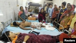 Поранені та їх родичі у лікарні в Дацці