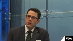 美国企业研究所学者奥斯林介绍他的新书(美国之音莉雅拍摄)