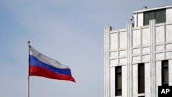 俄罗斯驻华盛顿大使馆前飘扬的俄罗斯国旗。(2021年4月15日)