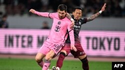 效力美国国际迈阿密俱乐部的球星梅西2024年2月7日晚出场在日本东京与日职球队神户胜利船踢友谊赛。(法新社)