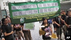 警队高层不愿接信,记协代表撕掉请愿信