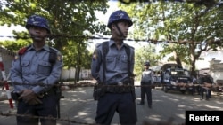 လုံခြုံရေး ရဲဝန်ထမ်းများ