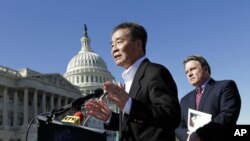 “劳改研究基金会”创始人吴弘达逝世将近五年之后,他的人权遗产正在加大支持中国人权受害者。图为2011年3月7日,吴弘达在美国国会大厦前发表讲话,身后是美国议员克里斯·史密斯。(资料照)