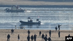 2025年1月30日,美国航空公司5342号航班与一架美军直升机在飞往华盛顿特区里根国际机场的途中相撞后坠入河中,救援人员在波托马克河水域展开搜索。