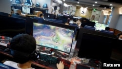 北京网友在上网。(资料照)