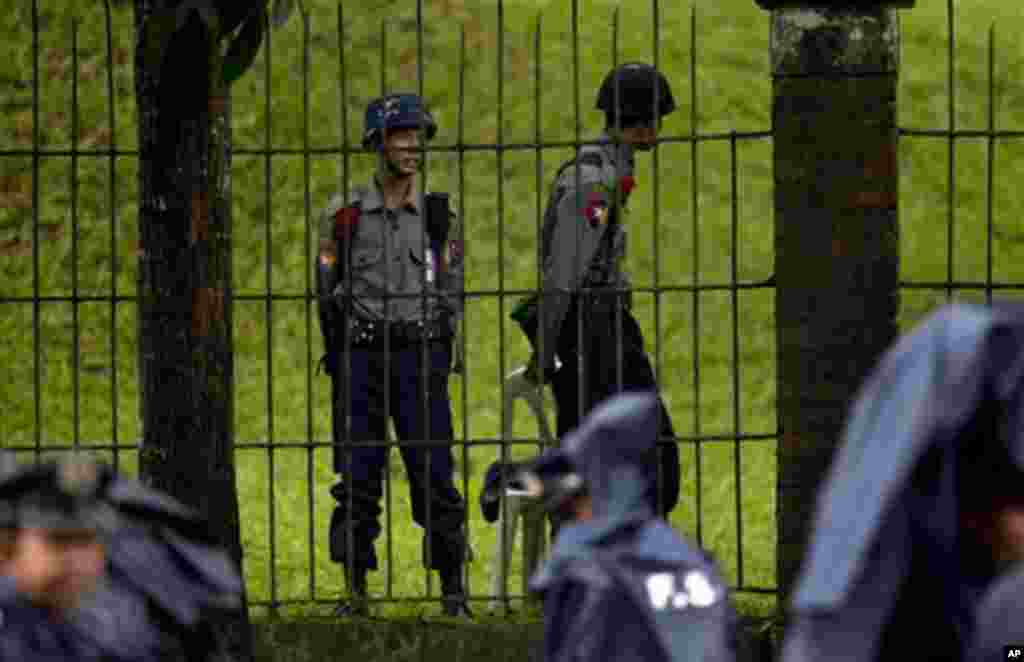 အာဇာနည်နေ့အခမ်းအနား လုံခြုံရေးယူထားကြတဲ့ ရဲတပ်ဖွဲ့ဝင်များ နဲ့ မီးသတ်တပ်ဖွဲ့ဝင်များ အာဇာနည်ဗိမာန်အနီးတဝိုက် စောင့်ကြပ်နေကြစဉ် (ဇူလိုင် ၁၉၊ ၂၀၁၄)။  