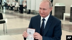 ဇူလိုင် ၁ ရက်နေ့က ရုရှားသမ္မတပူတင် လာရောက်မဲပေးနေစဉ်