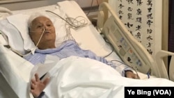 2018年4月13日,中共党史专家李锐在医院病房庆祝101岁生日。(美国之音叶兵拍摄)