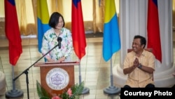 台湾总统蔡英文2019年3月22日在帕劳国会讲话,鼓掌者为帕劳总统雷门格绍(台湾总统府提供)