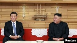 朝鲜领导人金正恩在平壤会晤到访的中国国家主席习近平。(朝鲜官媒朝中社2019年6月21日发布)