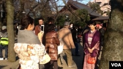 新年元旦在东京靖国神社留影的游人。(美国之音小玉拍摄)