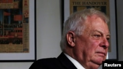 资料照片:2016 年 11 月 25 日,前香港总督彭定康在中国香港接受采访。